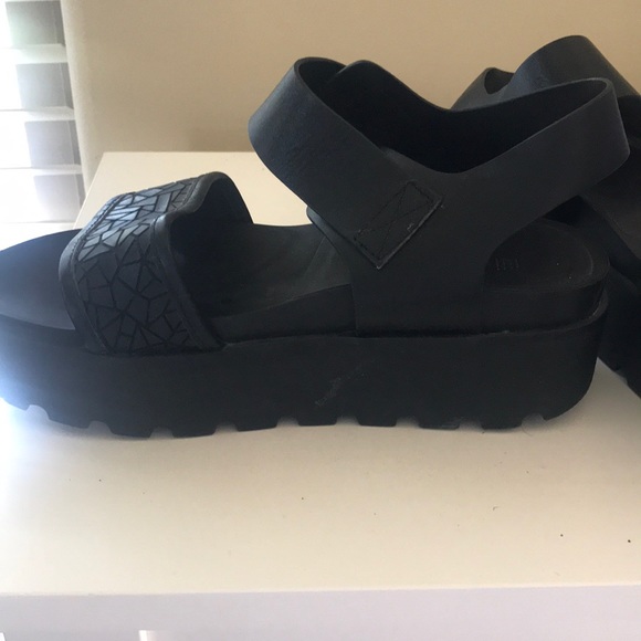 Black rubber platform - Picture 2 of 2